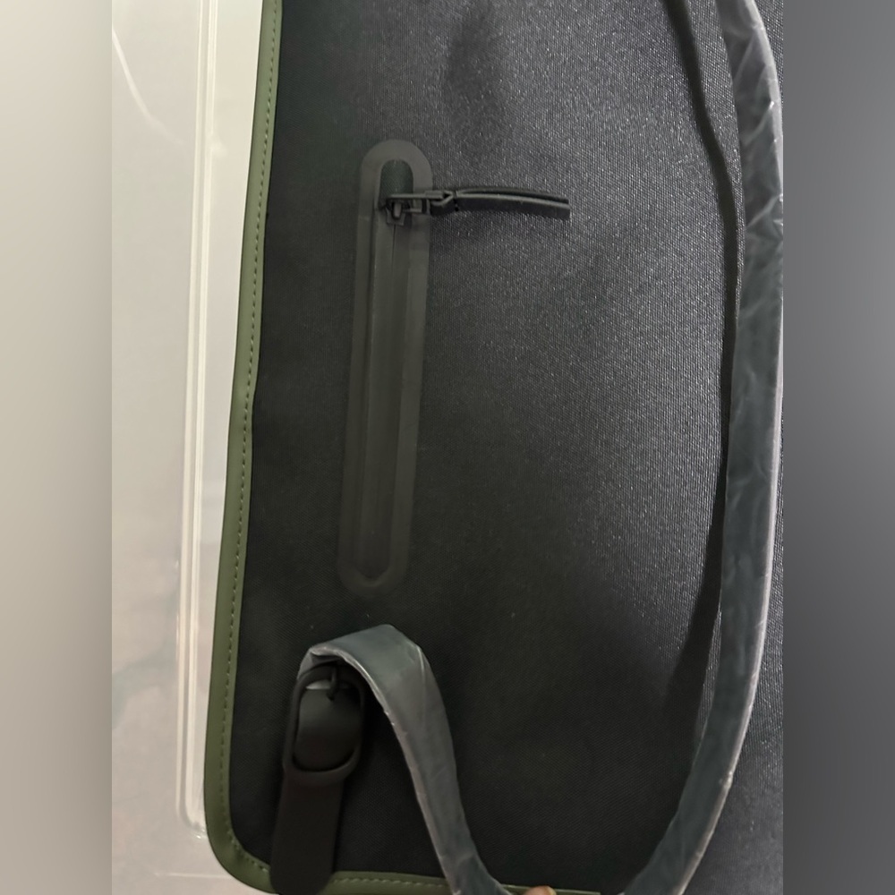 Rains Green Backpack clean and ever-contemporary Silhouette bag - Picture 8 of 11